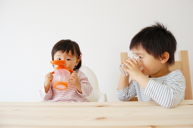 水を飲む